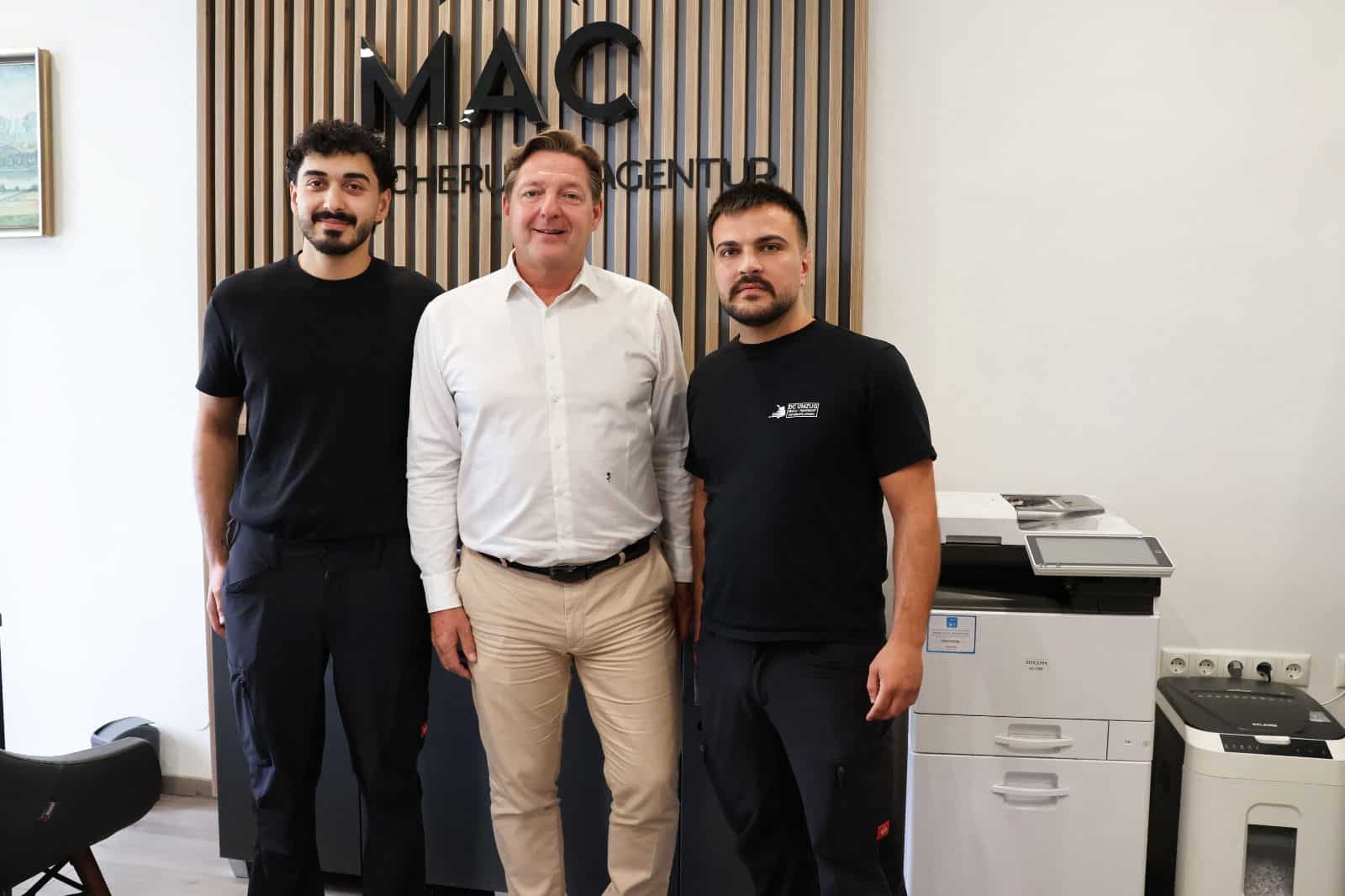 Persönliche Begegnung von DC Umzugsservice mit Bürgermeister Günther Albel bei MAC Versicherung